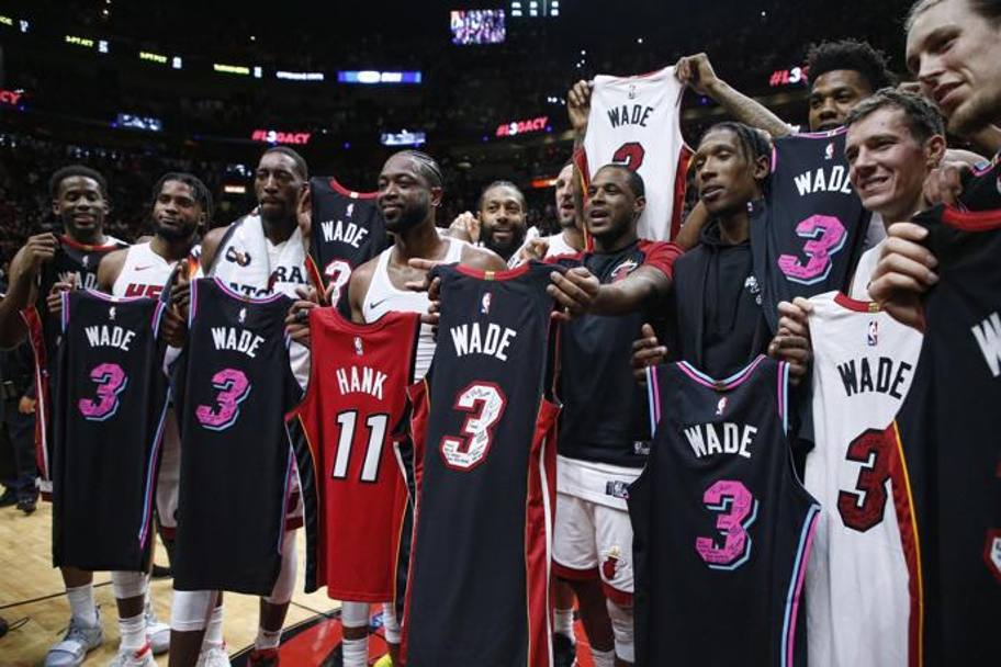 Wade coi compagni di squadra al termine della sfida coi 76ers